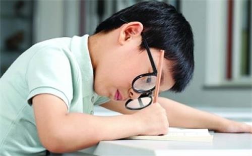 孩子视力不好，多半因为这个
