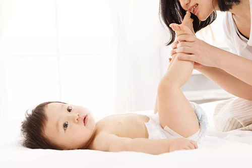 给宝宝换纸尿裤